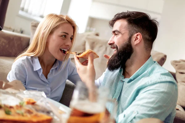 Liebespaar Entspannt Hause Und Isst Pizza — Stockfoto