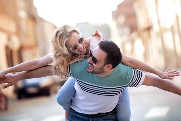 Pareja Sonriente Enamorada Aire Libre Joven Pareja Feliz Abrazándose Calle — Foto de Stock