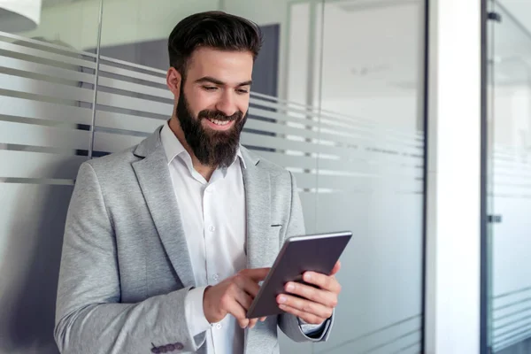 Feliz Empresário Escritório Moderno Usando Tablet — Fotografia de Stock