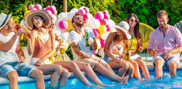 Disfrutando Fiesta Piscina Con Amigos Grupo Amigos Teniendo Una Fiesta — Foto de Stock