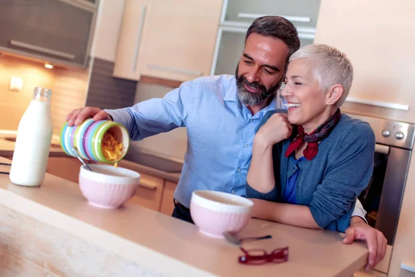 Gelukkig Volwassen Paar Ontbijten Samen Thuis — Stockfoto