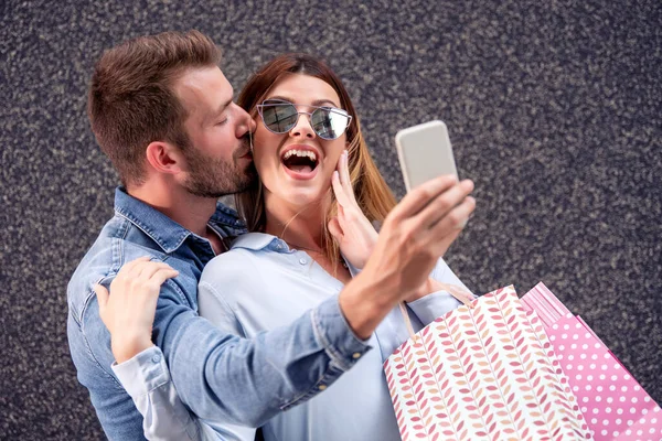 Pareja Feliz Con Bolsas Compras Tomando Selfie Con Teléfono Inteligente — Foto de Stock