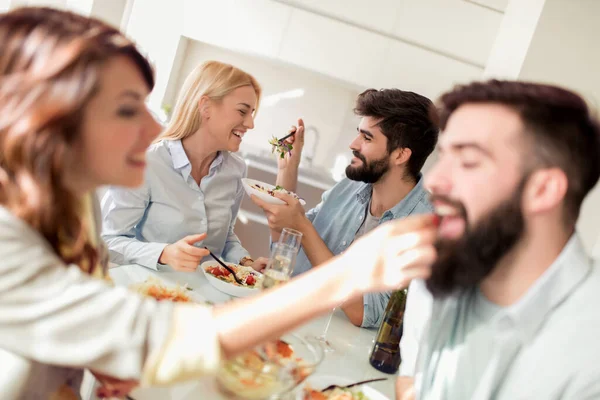 Grupo de amigos se divertindo em casa. pessoas jogando jogos em casa. lazer. amigos juntos sorrindo dentro de casa