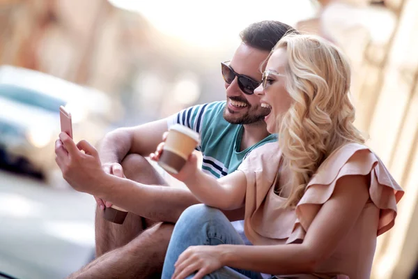 Schönes Junges Paar Macht Ein Selfie Mit Dem Smartphone Der — Stockfoto