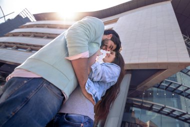 Açık havada gülümseyen güzel bir çiftin portresi..