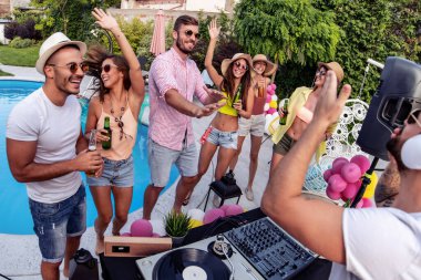 Bir grup arkadaş havuz partisinde eğleniyor. Yaz ve insanlar kavramı.