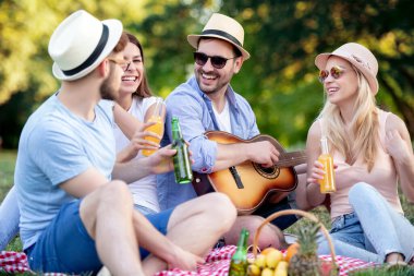 Mutlu arkadaş grubu parkta eğleniyor ve gülümsüyor.. 