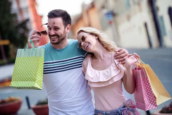 城市购物后带购物袋的快乐夫妻的画像 — 图库照片