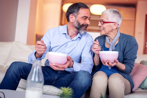 Volwassen Paar Zitten Modern Appartement Ontbijten Samen — Stockfoto