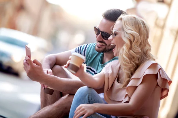 Bella Giovane Coppia Che Selfie Con Uno Smartphone Città — Foto Stock