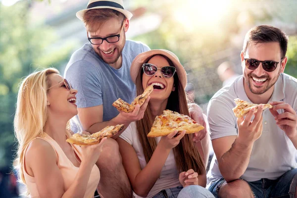 Barátok Szórakoznak Pizzát Esznek Városban — Stock Fotó