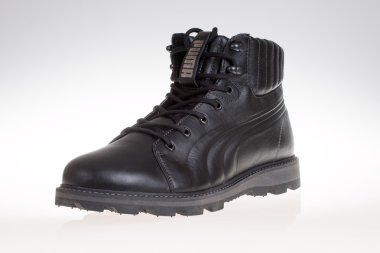 Varna, Bulgaristan - 26 Eylül 2014: Deri erkek ayakkabı Puma kış. Puma, büyük bir Alman firması. Ürün vurdu