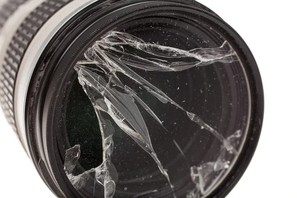 Kaputtes dslr Kameralinsen Filterglas, isoliert auf weiß — Stockfoto