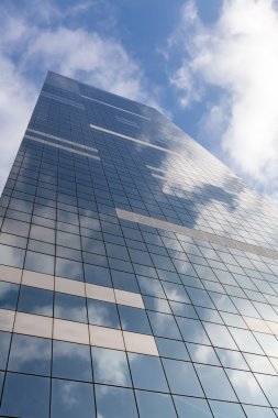 Modern ofis bulutlar yansıması ile gökyüzü arka plan üzerinde Binası