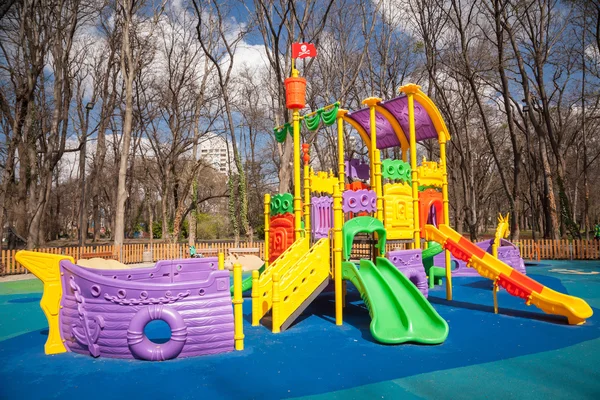 Empty design moderno all'aperto colorato parco giochi attraente — Foto Stock