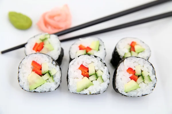 Futomaki, pepper and avocado. Traditional japanese sushi rolls — Stock fotografie