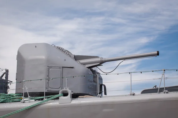 Armas modernas en la cubierta de un barco militar —  Fotos de Stock