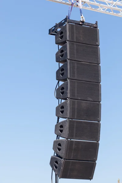Ustawienie dźwięku urządzeń etap. Potężny etapie koncert przemysłowych audio głośniki — Zdjęcie stockowe