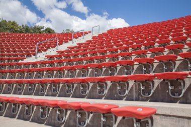Futbol Stadyumu veya amfi tiyatro boş plastik kırmızı koltuk