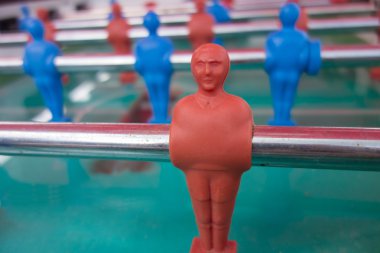 Kırmızı ve mavi oyuncuları olan masa futbolu oyunu