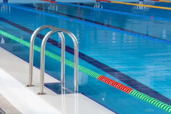 Detalhe da piscina com pistas de natação — Fotografia de Stock