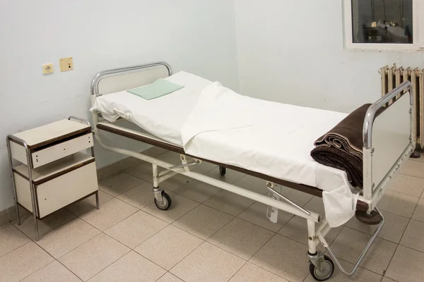 古いベッドを持つ病院の部屋のインテリア — ストック写真