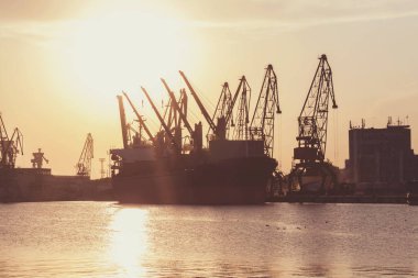 Gemi ve gün batımında Vinçler Port, Varna, Bulgaristan