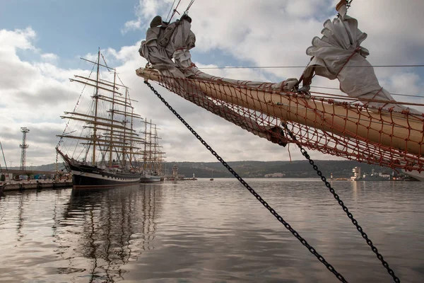 Varna, Bulharsko - 3 říjen 2016: Port Varna řadu mezinárodní VVP Černého moře vysoký lodí Regata 2016. Ruské tall lodě Špotákovou a Kruzenshtern — Stock fotografie