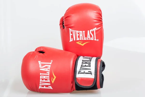 Varna, Bulgaristan - 17 Aralık 2013: Everlast kırmızı boks eldivenleri. Everlast Amerikan bir markadır. Manhattan'da dayanarak, Everlast'ın ürünleri 75'den fazla ülkede satılmaktadır. Ürün vurdu — Stok fotoğraf