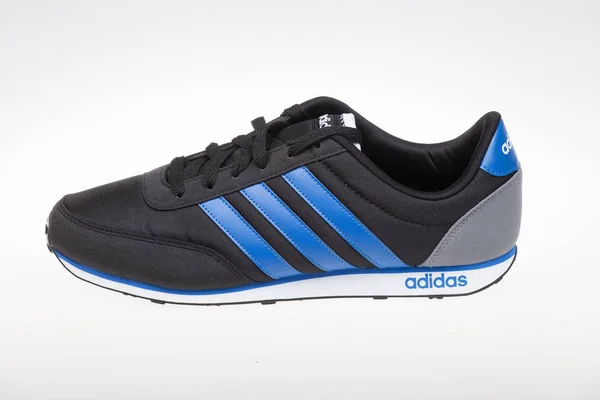 Varna, Bulgaria - 5 de noviembre de 2016: Zapatilla deportiva ADIDAS V RACER. Producto disparado. Adidas es una corporación alemana que diseña y fabrica calzado deportivo, ropa y accesorios — Foto de Stock