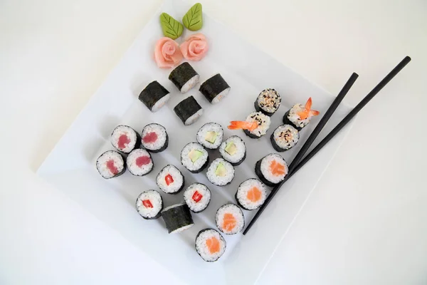 在白板上设置的寿司。传统的日本寿司卷 — 图库照片