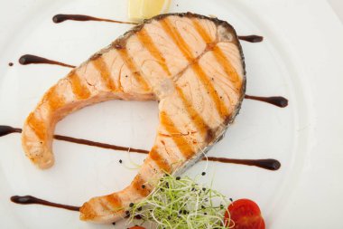 Lezzetli ızgara somon biftek