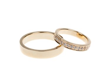 Altın alyanslar, beyazlar içinde izole.