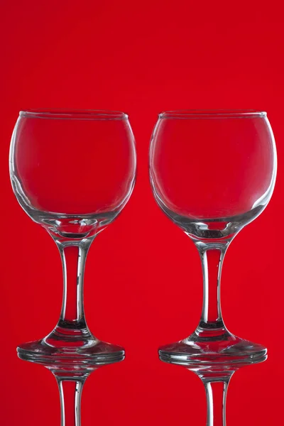 Två vinglas på röd bakgrund — Stockfoto