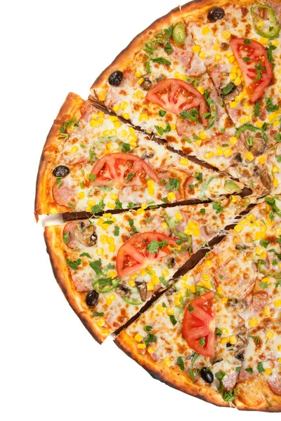 Delicious pizza üst, masada dilimlenmiş izole beyaz arka plan üzerinde — Stok fotoğraf