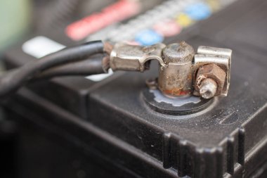 Araba pil negatif polarite
