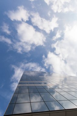 Modern ofis bulutlar yansıması ile gökyüzü arka plan üzerinde Binası