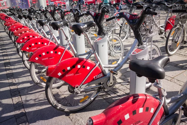 LYON, FRANCE - on APRIL 15, 2015 - Shared bikes are lined up in the streets of Lyons, France. Velo'v Grand Lyon has over 340 stations and 3000 bikes throughout the Grand Lyon area. — Stock Photo, Image