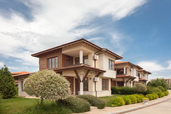 New suburban houses. Perfect neighborhood — Stock Photo, Image