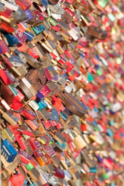 Köln, Tyskland - mars 7, 2015: Kärlek hänglås på Hohenzollern-bron i Köln i Köln, Tyskland. Kärleksförklaringar. — Stockfoto