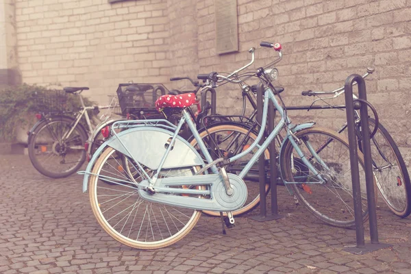 Ποδήλατα σταθμευμένα σε μια πεζοδρομημένη ζώνη στην Ευρώπη — Φωτογραφία Αρχείου