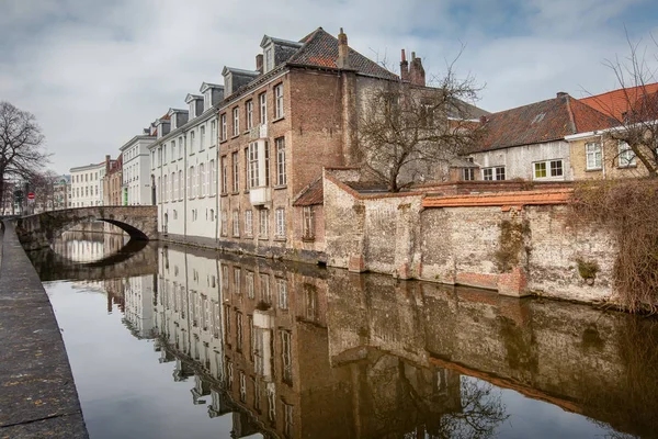 Belles maisons le long des canaux de Bruges, Belgique. Destination touristique en Europe — Photo