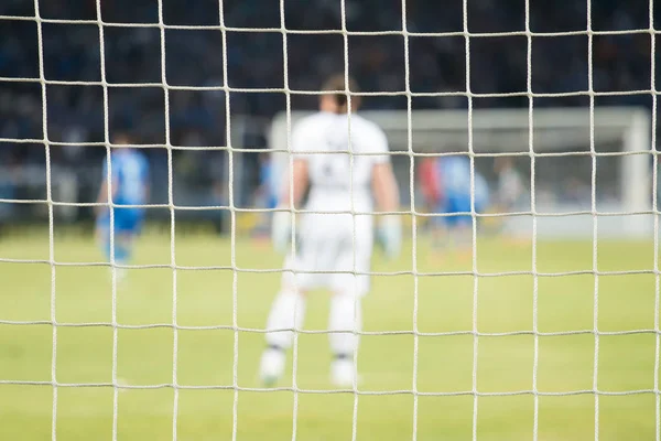 Fußballnetz während eines Fußballspiels. Fokus auf das Netz — Stockfoto