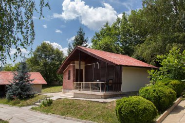 Ahşap bungalovlar ve Bahçe ormanın içinde. Tatil daireleri