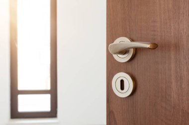 Ampty Room 'un yarı açık kapısı. Kapı kolu, kapı kilidi. Yeni ev kavramına hoş geldiniz.