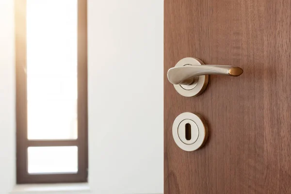 Metade da porta aberta para uma sala de animações. Punho da porta, fechadura. Bem-vindo, ao novo conceito de casa — Fotografia de Stock