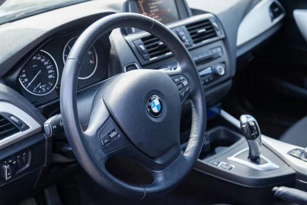 VARNA, BULGÁRIA - Março 17, 2016: O interior do volante BMW. BMW é uma empresa alemã de fabricação de automóveis, motocicletas e motores fundada em 1916 . — Fotografia de Stock