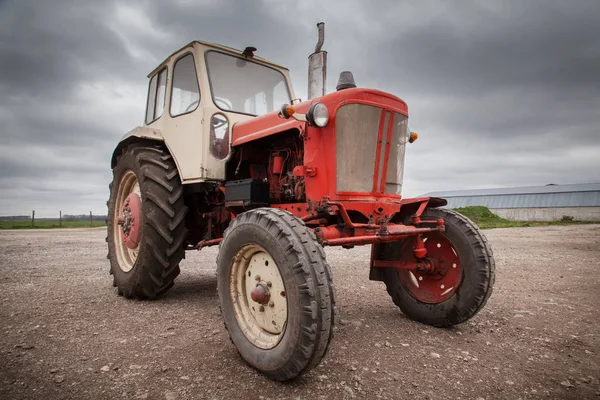 Vieux tracteur russe rouge — Photo