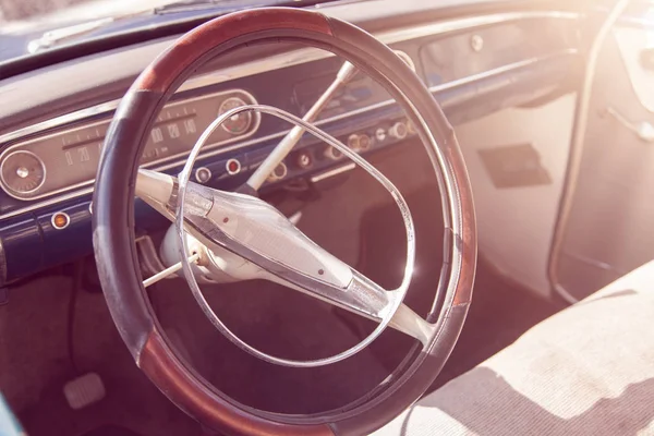 Interior de un coche clásico vintage — Foto de Stock