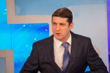 Televizyon stüdyosunda erkek sunucu. Canlı yayın.